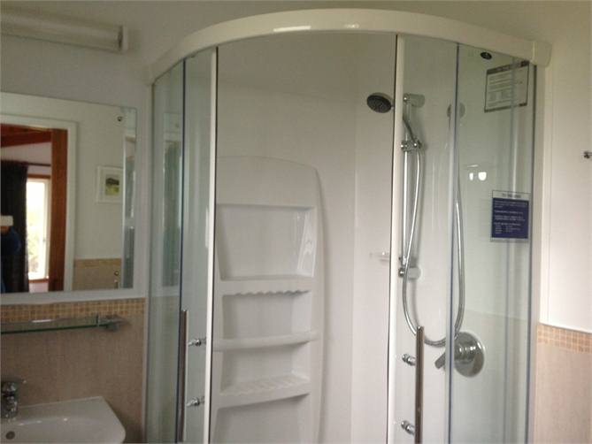 Ensuite to main bedroom