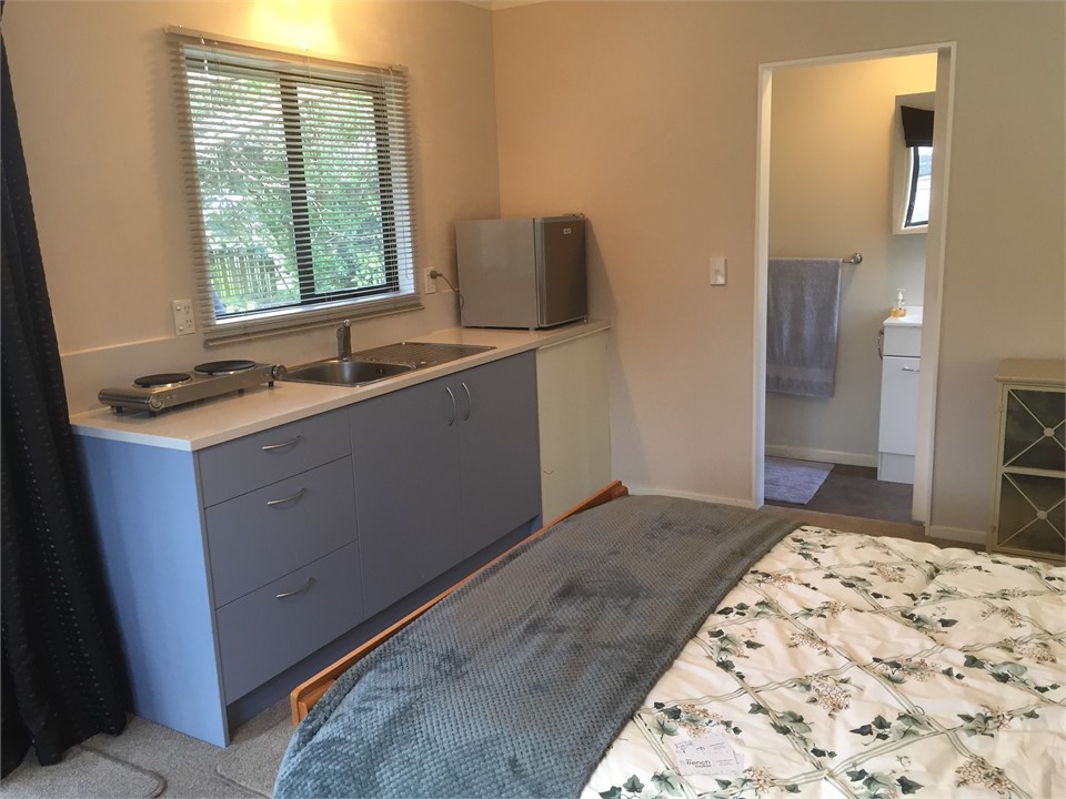 Fully equiped kitchen with microwave, elect frypan