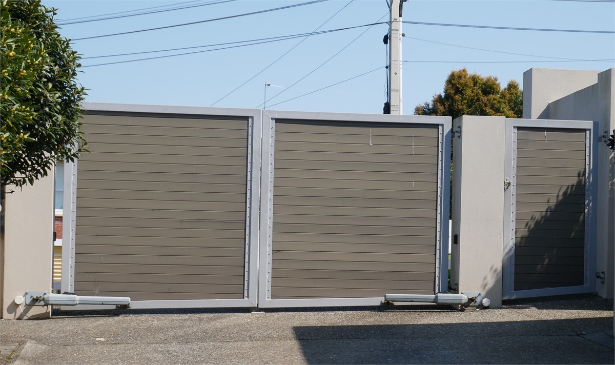 Auto front gate, fully fenced
