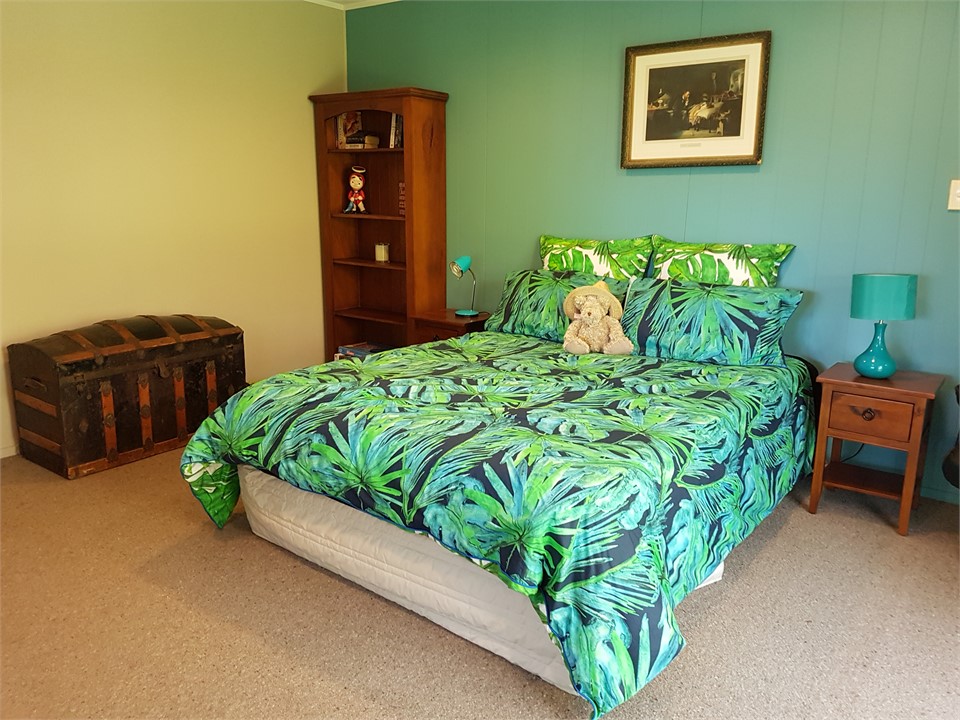 Queen bed, main bedroom