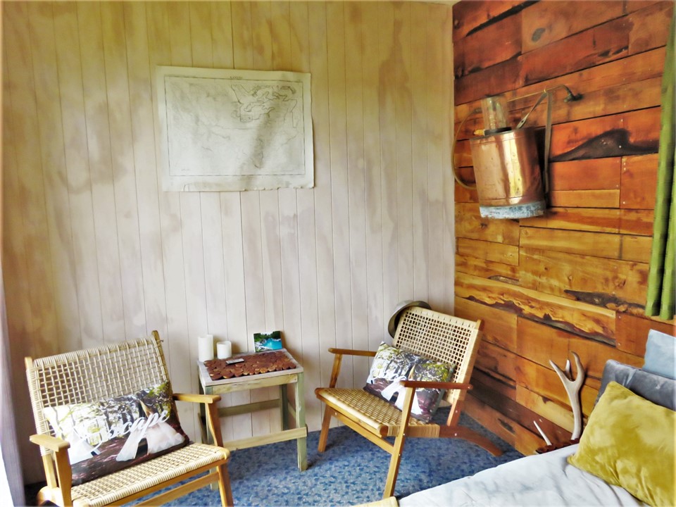 Little sitting area in hut.