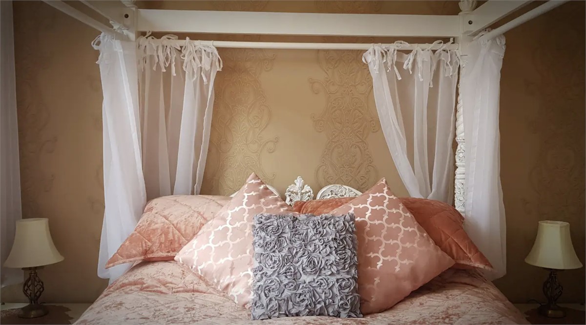 West Wing's lavish 4-poster Master Bedroom