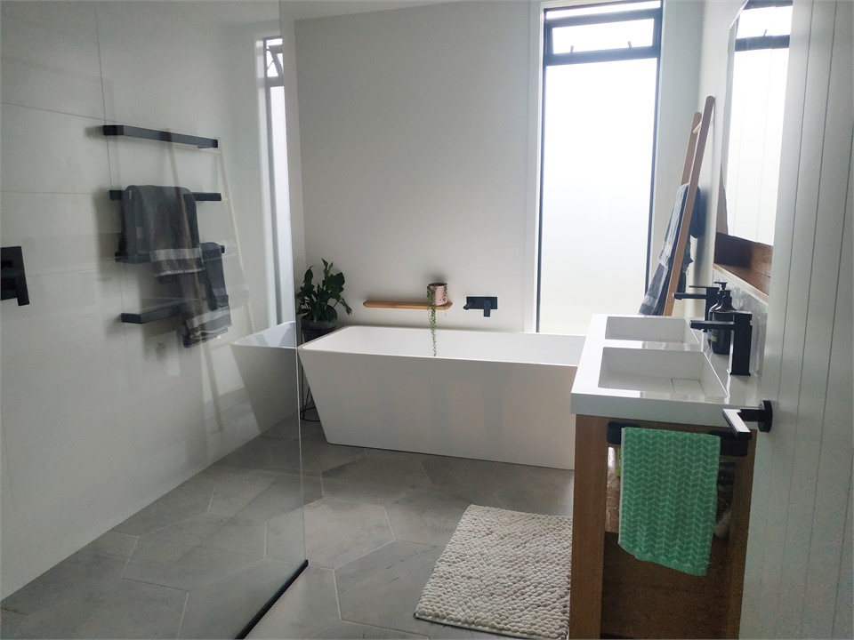 Main bathroom, accessible shower