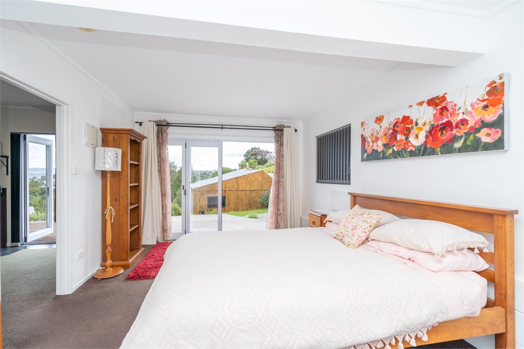 Bedroom 1 has a Queen bed