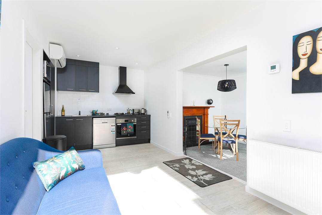 Modern kitchen w/ separate lounge & dining