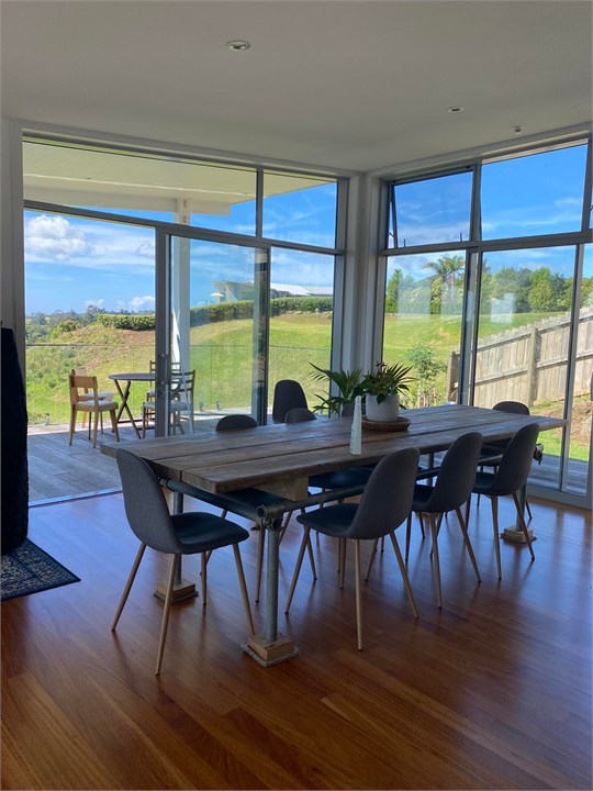 Largekitchen table, seats 10