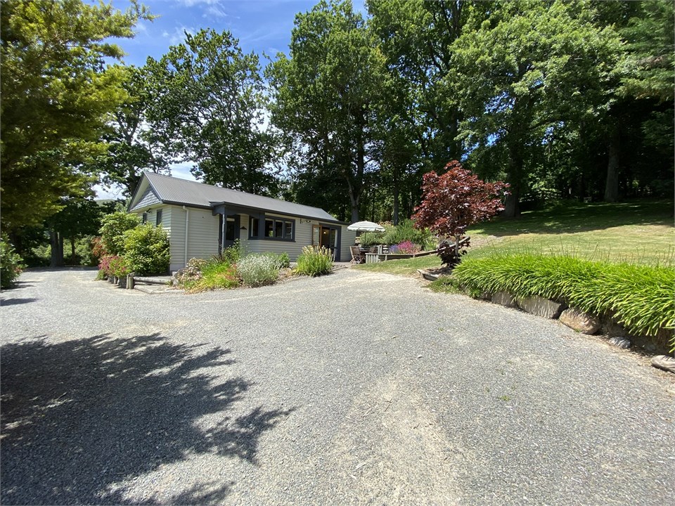View of the property building and surrounding area