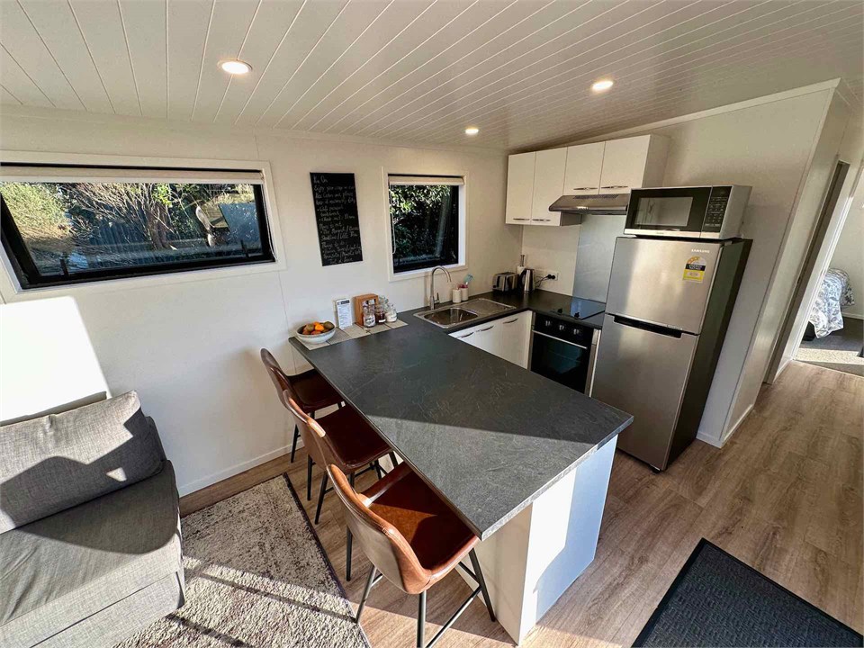 Full kitchen with breakfast bar