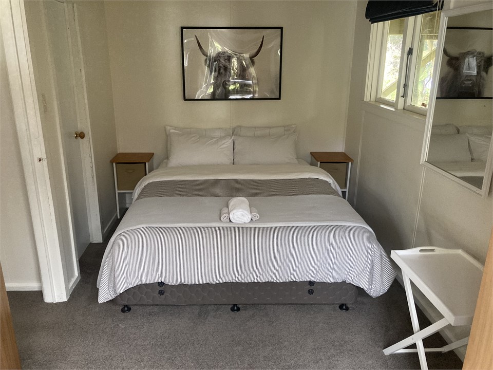 Bedroom 1 - Queen bed