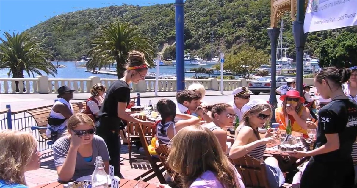 Relax in the sunshine with views of the Harbour, g