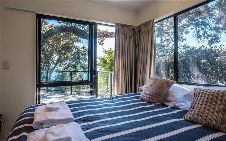 bedroom 6 room facing beach on 3 bed side