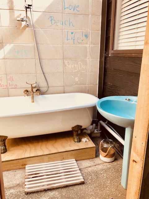 Clawfoot bath and vintage blue basin .. outdoors s