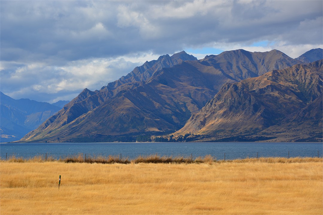 Lake Hawea in summer
