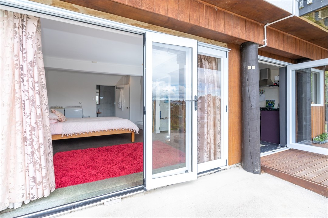 Bedroom 1 has a Queen bed