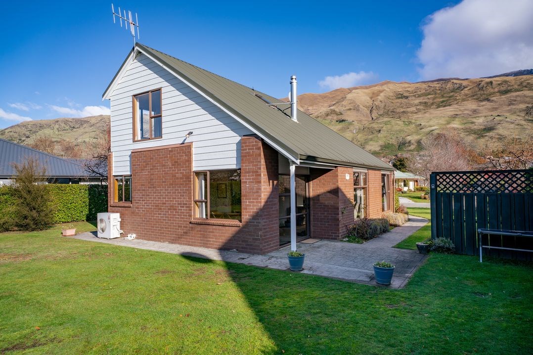 Wanaka Tranquility (Bachcare) Wanaka Bach for rent Holiday Houses