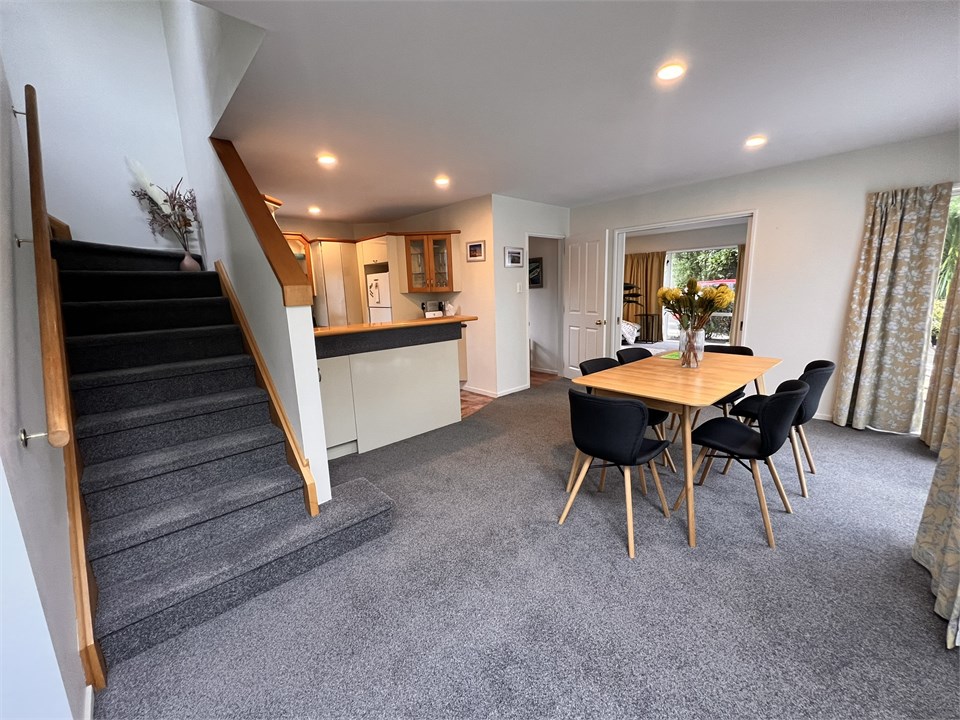 Dining area that seats 6 people