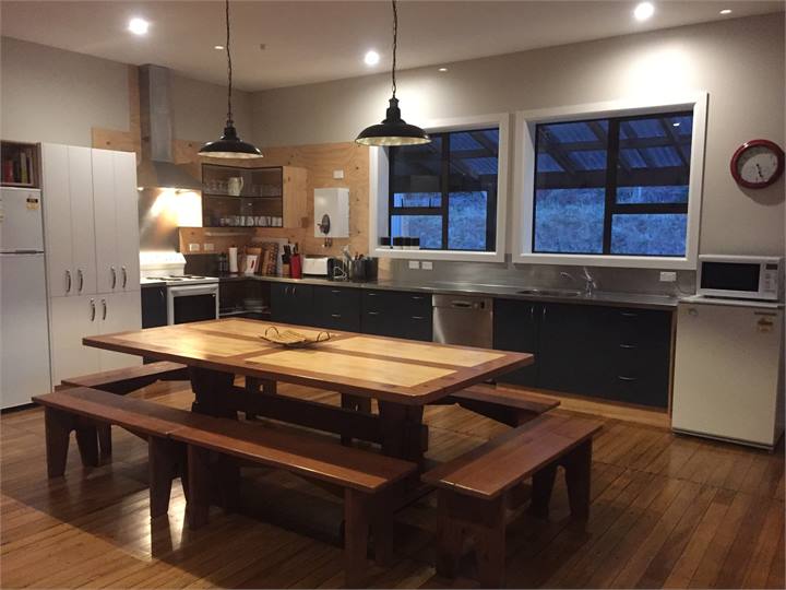 Open plan dining & kitchen