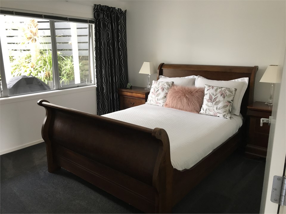 Main bedroom Queen bed