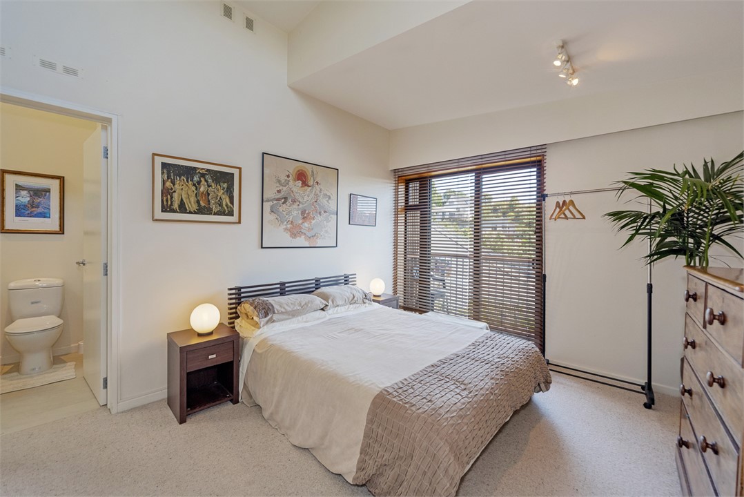 Master bedroom with Queen bed & Ensuite Bathroom