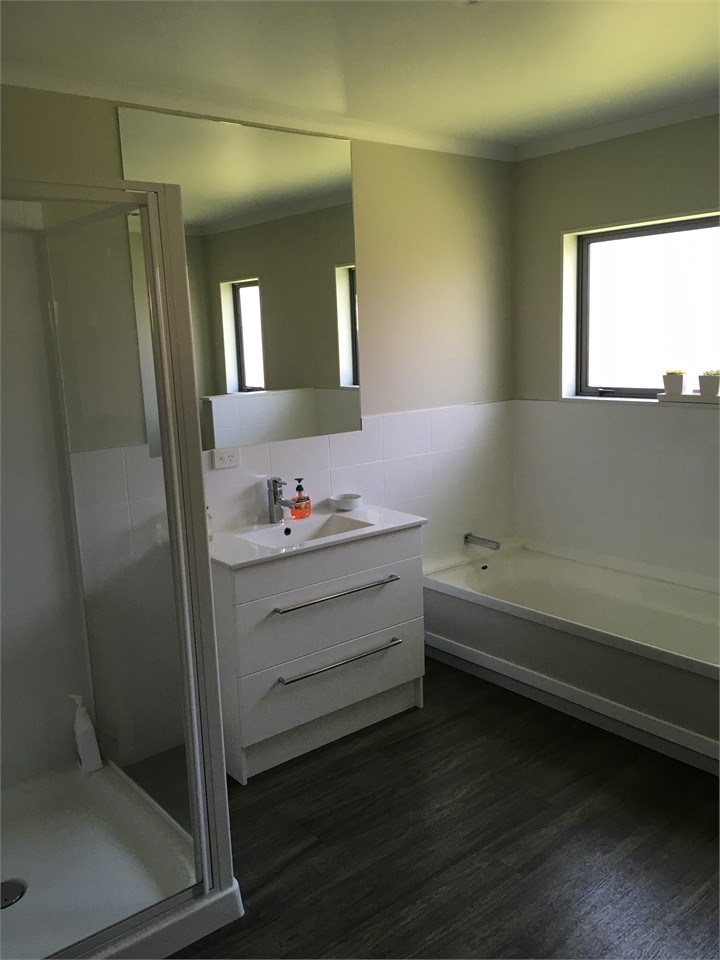 Main bathroom (bath and shower)