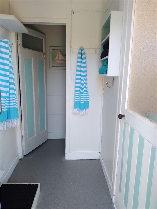 Shower door on the right- Loo straight ahead.