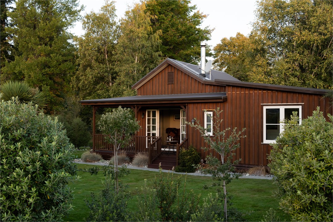 Pioneer style cottage: stylish interior design.