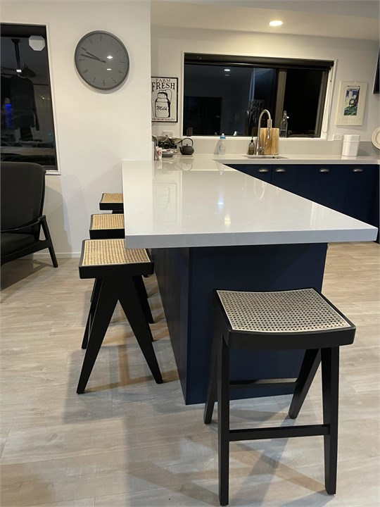 kitchen, 4 bar stools