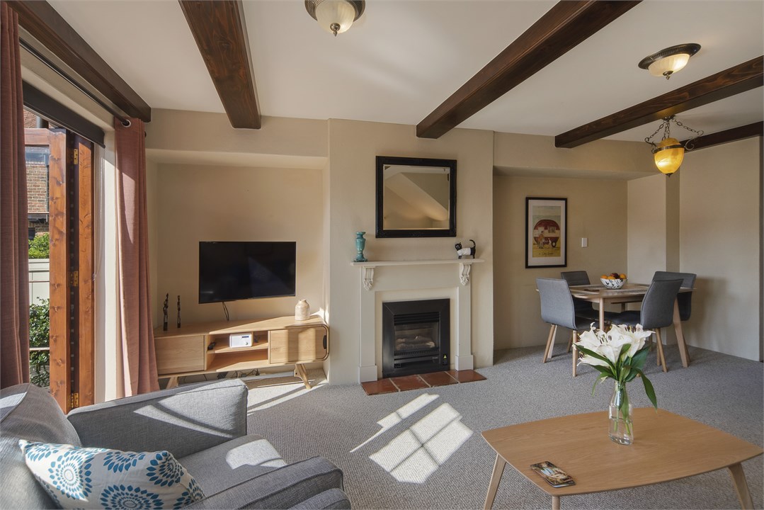 Lounge with Freeview TV & chromecast