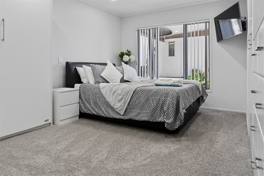 Bedroom 1 Pool house 1 queen / 1 double fold down 