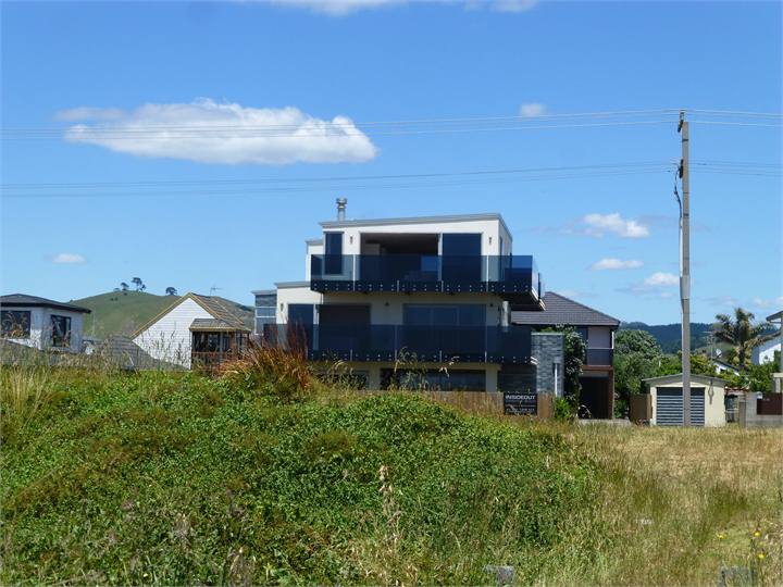 Executive Award Winning Beach House Papamoa Residential House for