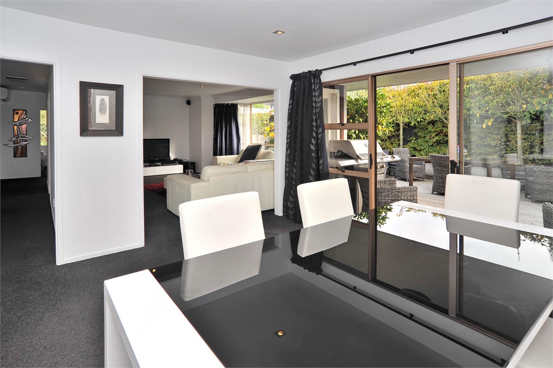 Dining area that seats 6 people