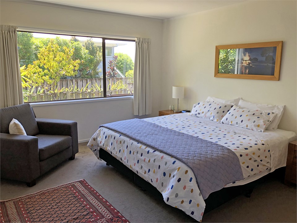 Super king bedroom: bed can split into 2 x king si