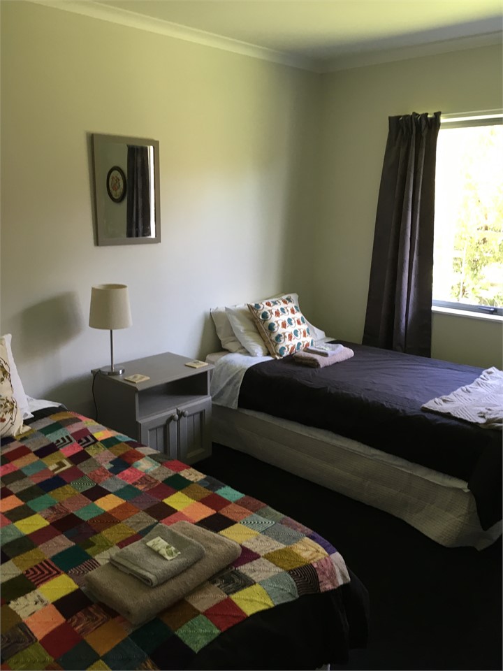 Bedroom 4 (twin beds)