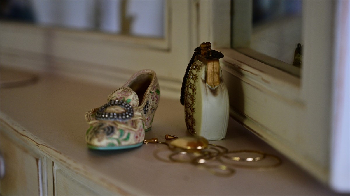 Dressing table knick knacks