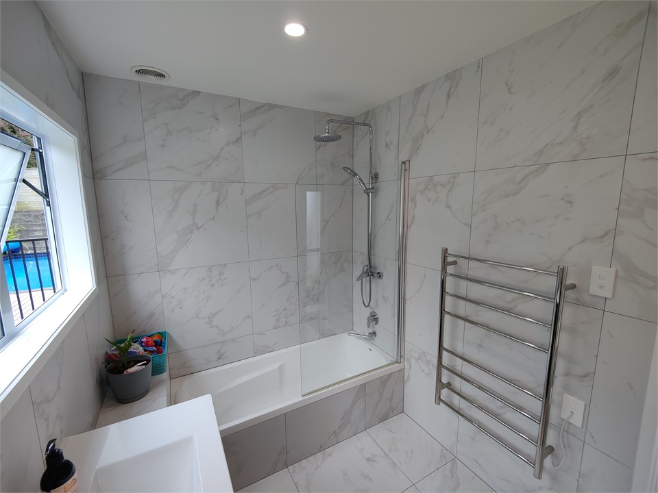 Main bathroom with bath & shower