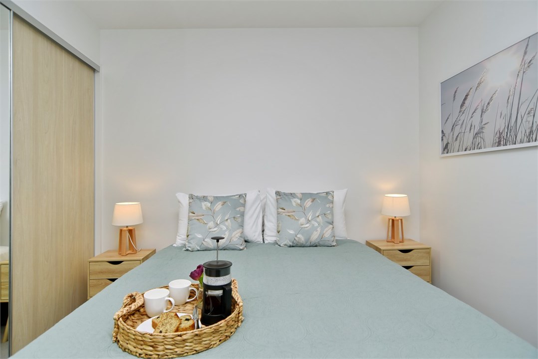 Bedroom 1 has a Queen bed