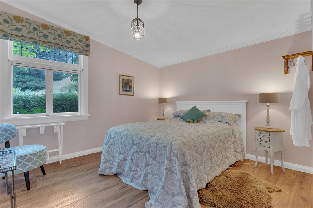 Bedroom 2. Queen size bed, Electric blanket.