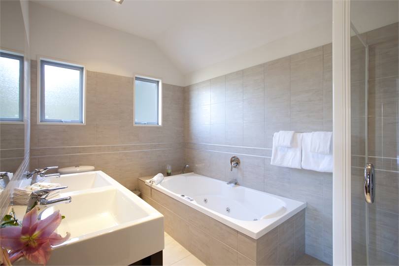 Bathroom 1 with spa bath & shower