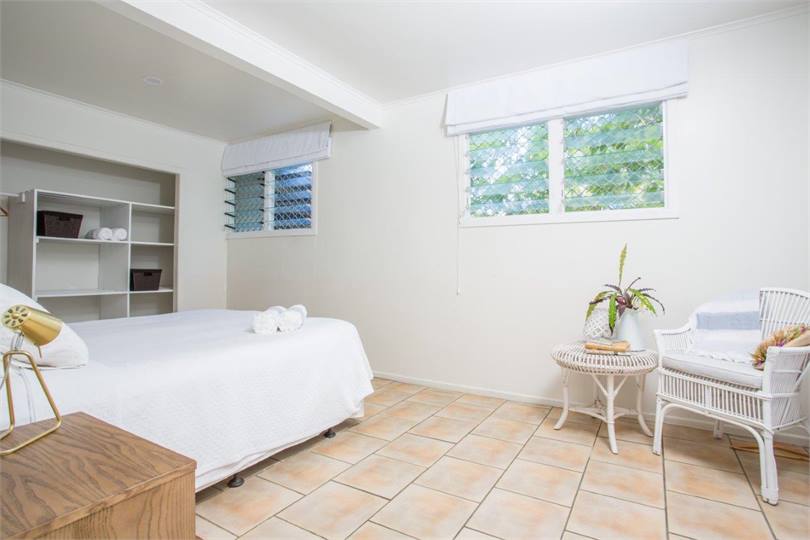 King size bedroom optional two/three singles