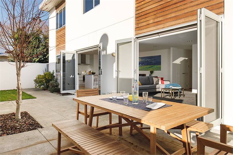 Outdoor dining in the warm Marlborough sun