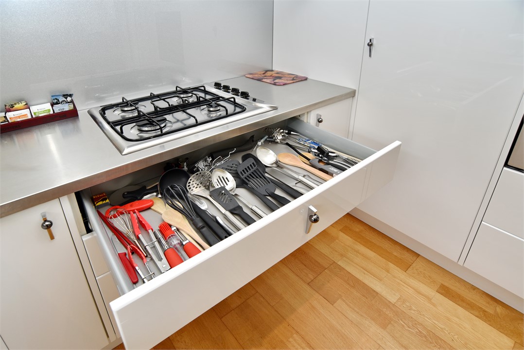 Kitchen area that is fully equipped