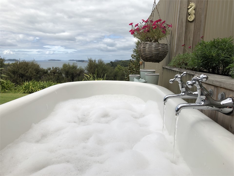 Admire the sea view from the outdoor bath