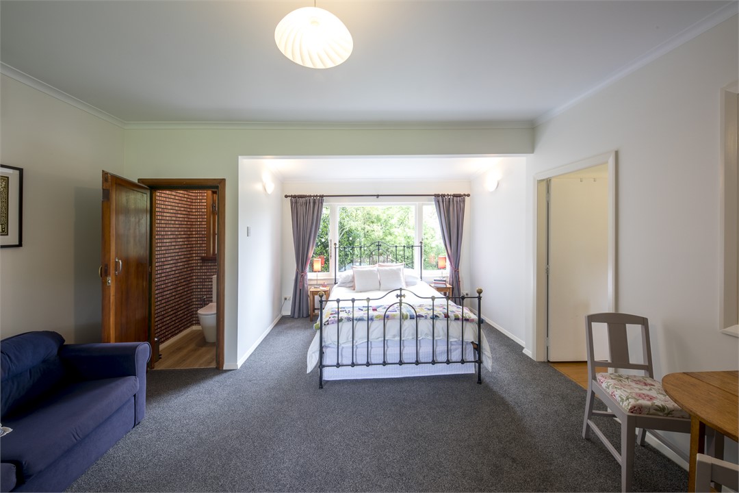 Studio Bedroom - comfy Queen Bed