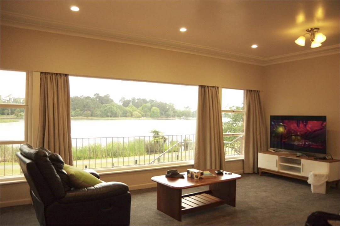 living room ( lake view)
