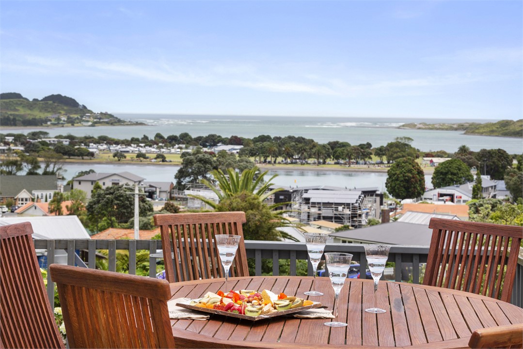 VIEWS, LOCATION PLUS SPA Raglan Beach House for rent Holiday Houses