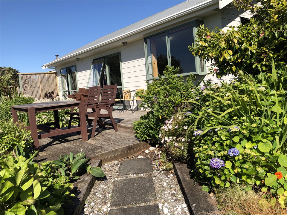 Steeples Cottage - private and spacious, in and ou