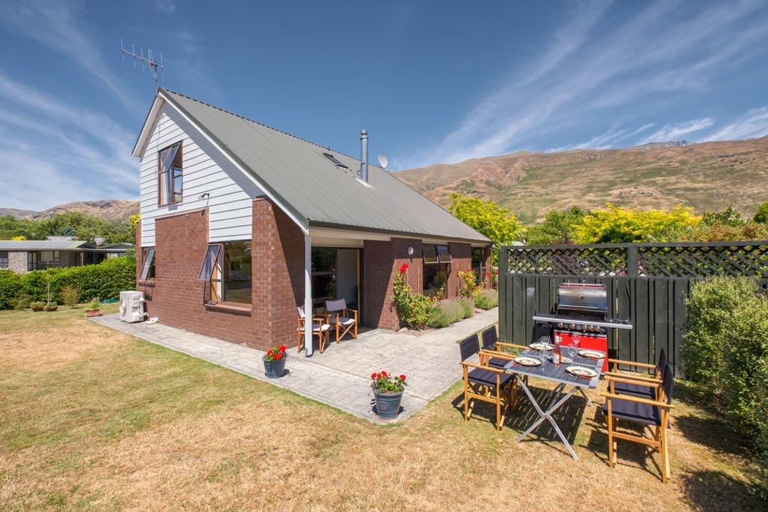 Wanaka Tranquility (Bachcare) Wanaka Bach for rent Holiday Houses