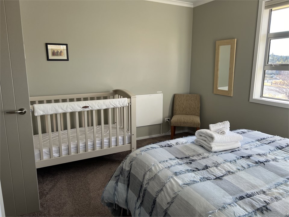 Bed 1 also has a cot