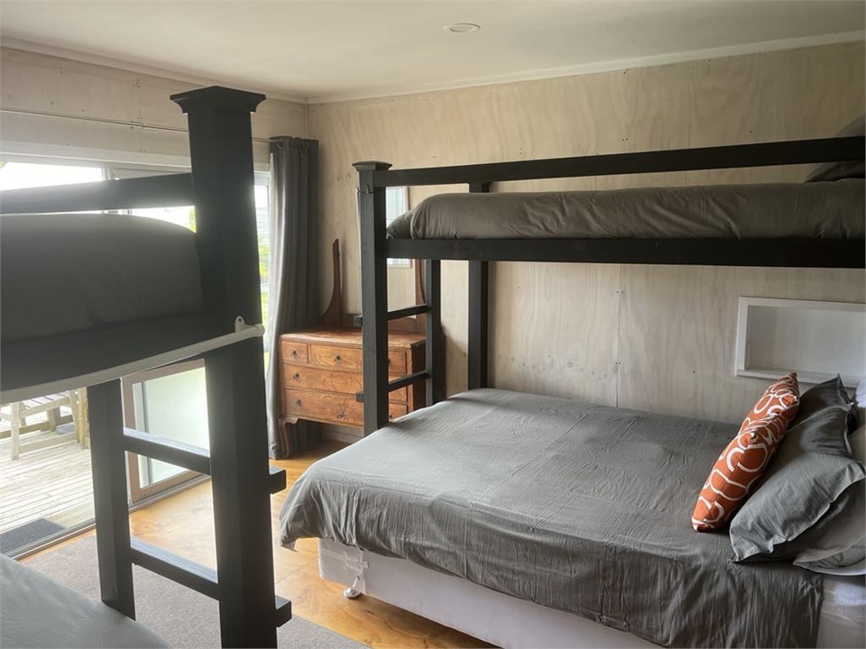 Sleepout, 1 queen, 1 bunk, 1 single