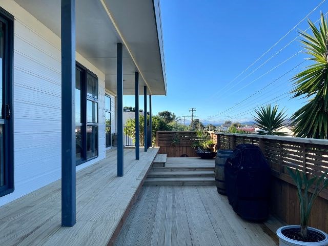 outdoor deck - great indoor- outdoor flow